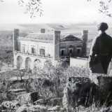 � arrivato ora il momento di andare via. Avviandoci verso l�uscita guardiamo per� con pi� attenzione una foto del 1945 che abbiamo tra le mani: ritrae i soldati polacchi posti su una collinetta a guardia della tenuta

(Foto proveniente dall'Archivio di Mario Ambrico)

